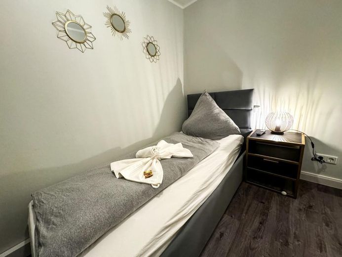 Voll möbliertes 2 1/2 Zimmer Apartment mit Balkon und High-Speed-Internet – Kleines Schlafzimmer oder Büro