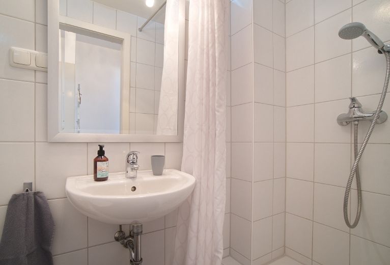 Bella camera con bagno con doccia, disponibile per affitto flessibile, buone possibilità di parcheggio, breve tempo di percorrenza per il centro città – 94ffdd6010ba838d1ee8c2d30f5cea227450e54f.jpg