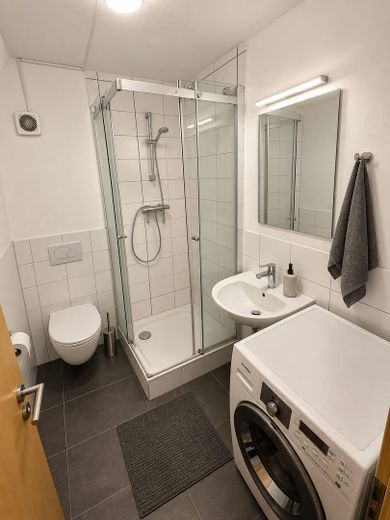 Posizione privilegiata sul lago! Appartamento condiviso premium arredato, appena ristrutturato, con terrazza sul tetto e vista sul lago – 2. Bad