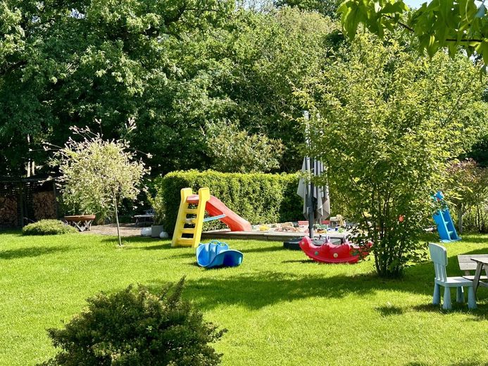 Modernes Wohnen für Familien: Freistehendes A+ Einfamilienhaus mit großzügigen Außenflächen – Garten