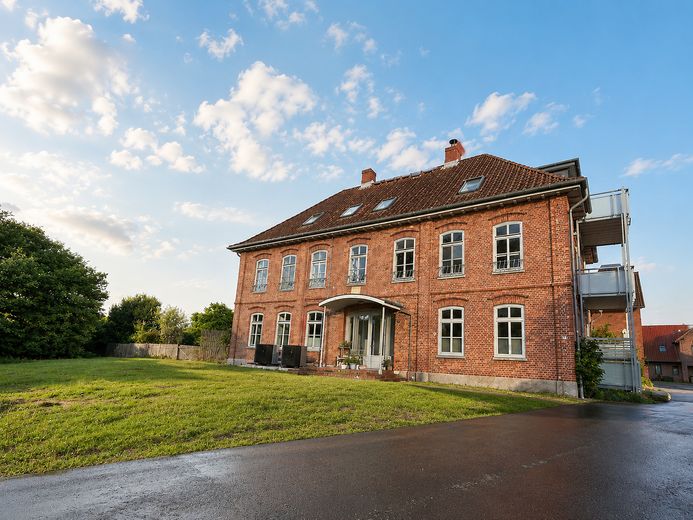 Gemütliche und geräumige 5-Zimmer-Erdgeschosswohnung zwischen Lübeck und Hamburg – Gebäude und Hof