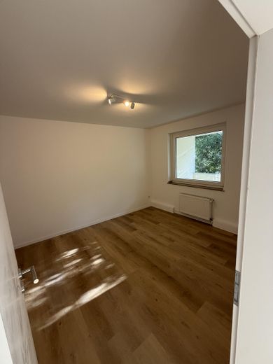 Erstbezug nach Kernsanierung: Moderne 2‑Zimmer Wohnung mit Sonnenbalkon & neuer Einbauküche in Rath – Schlafzimmer - Bild 1