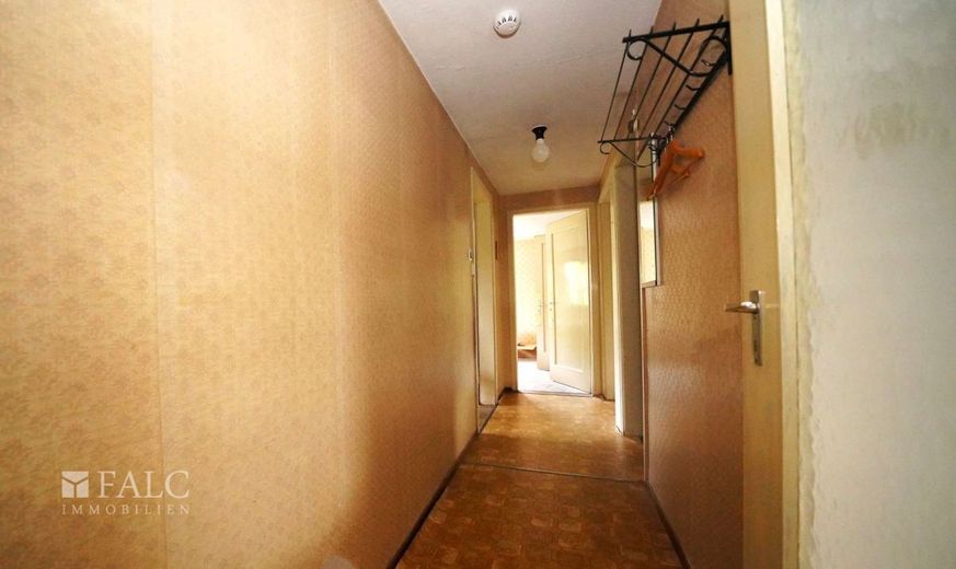 Viel Fläche, noch mehr Möglichkeiten! 3-Stöckiges Landhaus mit XXL Scheune - FALC Immobilien – Flurbereich OG Vis.
