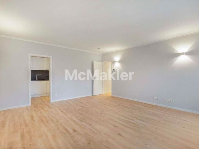 Helle und sanierte 2-Zimmer Souterrain-Wohnung mit großer Terrasse – Foto 1