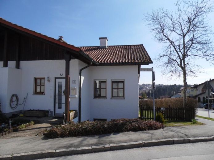 Spaziosa casa a schiera di testa, ammodernata con materiali di alta qualità, parzialmente arredata – Ansicht Nord Eingangsber.