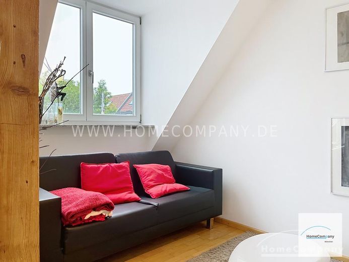 Helle, modern möblierte 1,5-Zimmer-Dachgeschoss-Maisonette-Wohnung mit Südbalkon in Schwabing – f10d536a30694bc8db538225e90faee9814008c2.jpg
