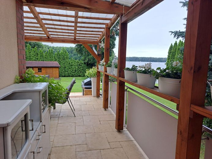 Groß Köris’te su kenarlı taşınmaz, İskele ve misafir evi bulunan seçkin göl mülkü- komisyonsuz – Von der Küche zur Terrasse