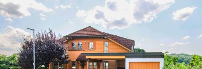 Familienfreundliches Holzhaus mit Terrasse, Balkon und zahlreichen Stellplätzen