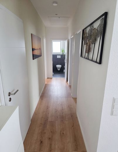 Moderne 4-Zimmer-OG-Wohnung mit PV, Wärmepumpe & Smart Home – Flur