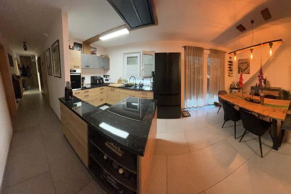wunderschön geschnittene, lichtdurchflutete 3 Zi. DG- Wohnung