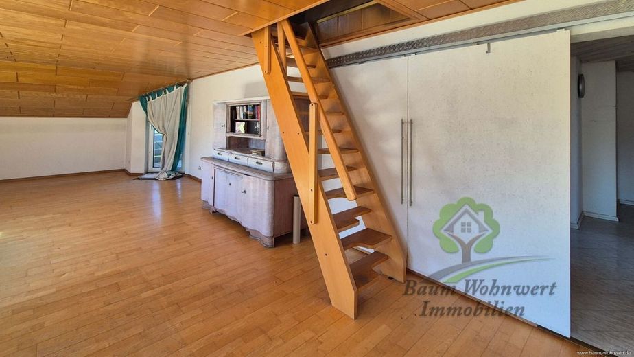 Provisionsfrei! Gepflegte Dachgeschosswohnung mit Balkon und ausgebauter Nutzfläche – Wohnzimmer Treppe zum DG