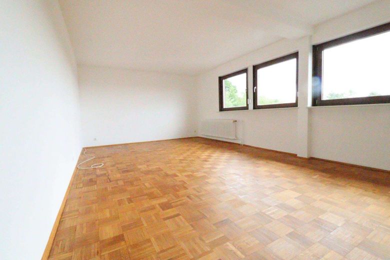 WRS Immobilien - Frisch renovierte 3 Zimmer Dachgeschosswohnung in Feldrandlage von Rockenberg – Wohnzimmer - Bild 2