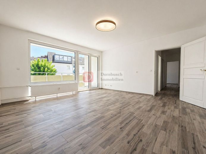 Top!! Gepflegte 2-Zimmer-Wohnung mit Balkon &amp; Einbauküche – Wohnzimmer