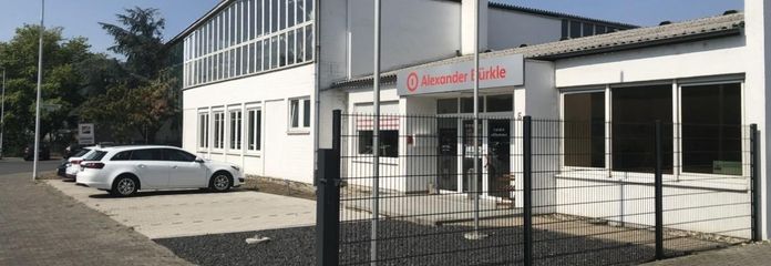 Eingang mit 5 Stellplätzen