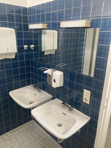 Helle, großzügige Büro-/Praxisfläche in zentraler Lage von Bingen am Rhein – Waschbecken