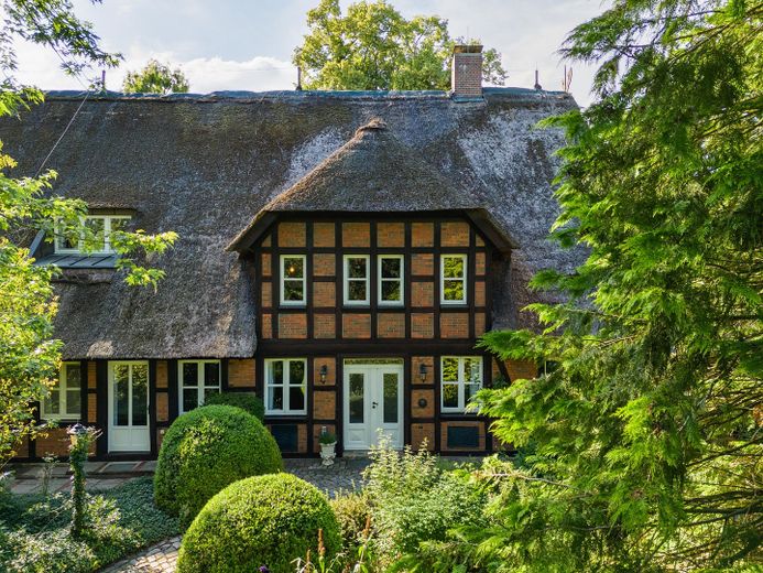 Exkl. Anwesen, Family-Office oder Pferdehof nur 64 km von Hamburg - max. bis 30 ha Eigenland möglich – Erker mit Hauseingang
