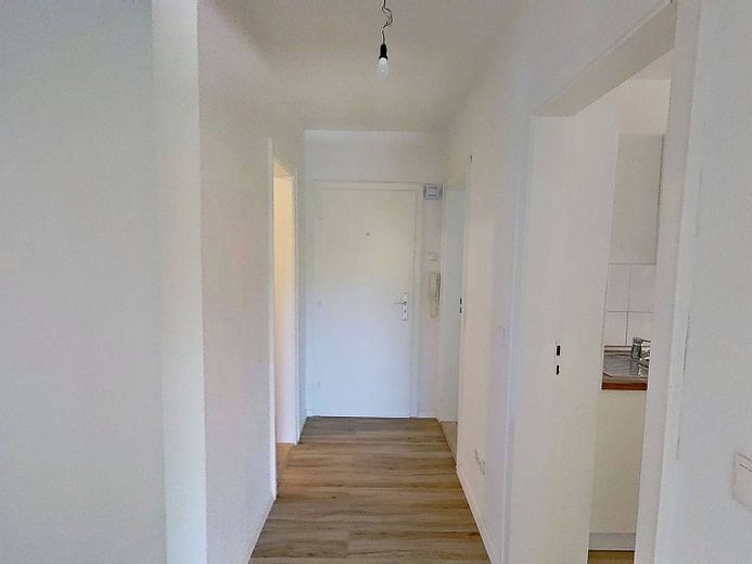 Moderne 3-Zi.-Whg. mit BALKON und EBK in fußläufiger Nähe zum Eiderufer – Flur