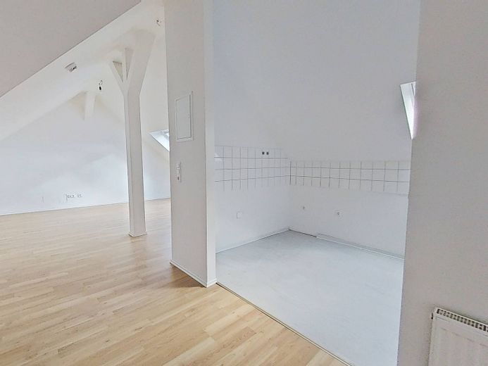 NIENTE ONERI PER IL RISCALDAMENTO, MA 2 CANONI NETTI GRATUITI: Appartamento mansardato di 2 locali dalla disposizione particolare, con vasca da bagno – Ansicht I: Küche (1.OG)