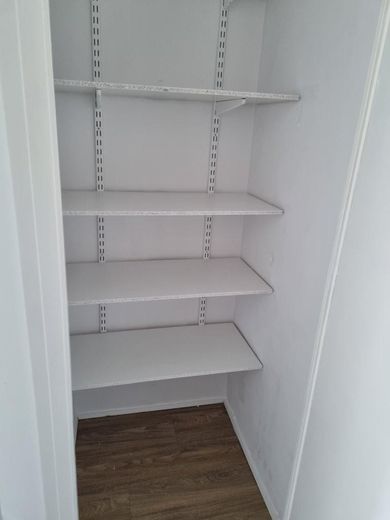 Helle 2- Zimmer Wohnung zur Miete – Abstellraum mit Einbauschrank