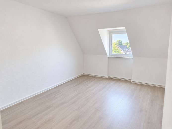 Hello 3-Zi-Wohnung im DG mit Einbauküche (EBK) – Wohnzimmer