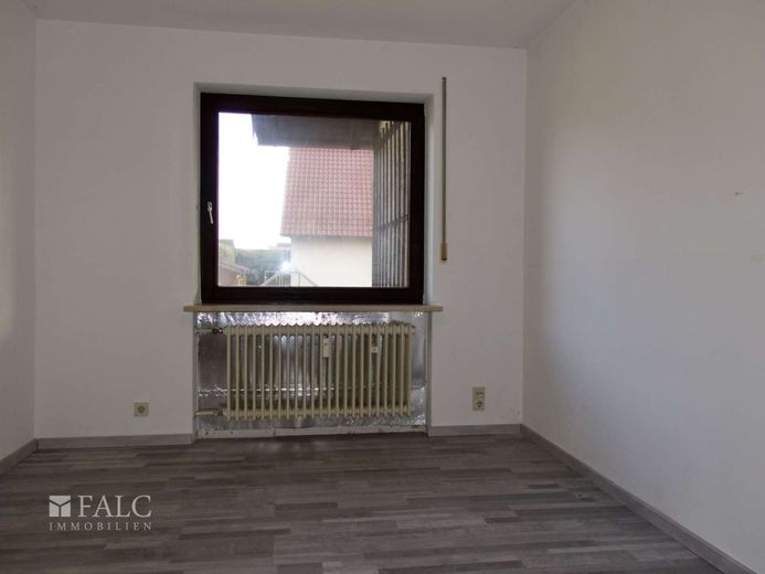 Einfach Mehr: Bungalow mit ELW. Garage, Süd-Loggia-Terrasse. Wohnreserve. Ruhige Wohnlage. Frei. – EG: Schlafzimmer 1