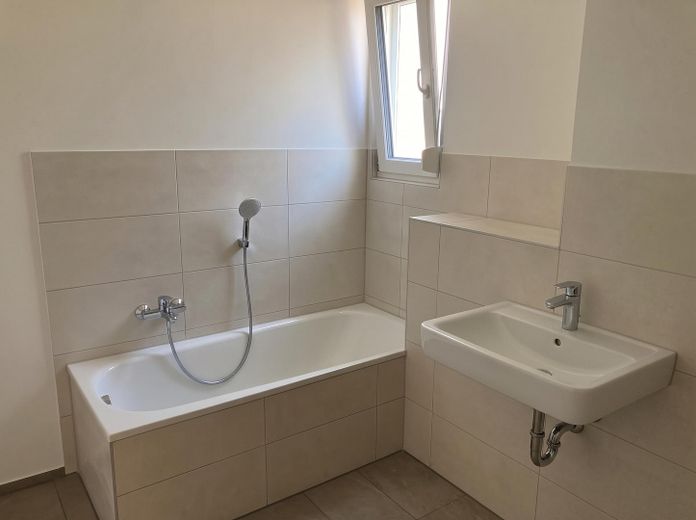 Einziehen & Wohlfühlen: Erstbezug 137m² mit Terrasse, Garten, Carport & Stellplatz in VS – OG - Bad