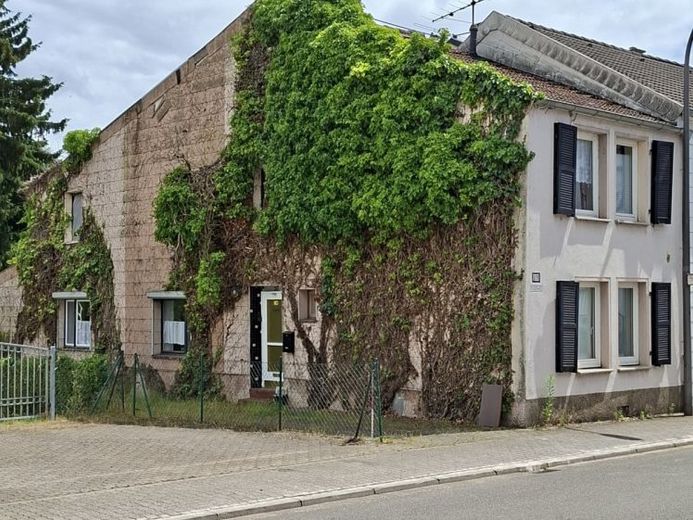 Einfamilienhaus mit Garten und 2 Garagen in Saarlouis- Beaumarais zu verkaufen – Foto 1