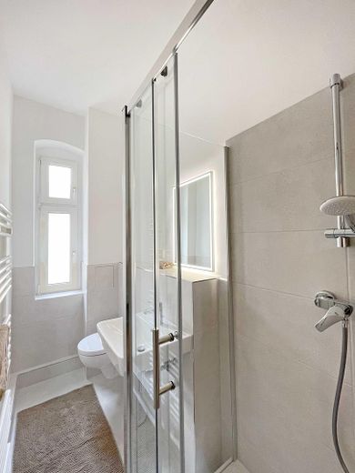Eerste bewoning na een grondige renovatie – Lichte woning in een oud gebouw in de Samariterkiez | Zonder makelaarskosten – Badezimmer