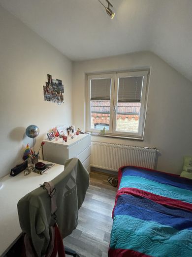Inversión de capital: 5 habitaciones + plaza de aparcamiento, 8,5 % de rentabilidad bruta, potencial de ampliación del ático – Zimmer möbliert vermietet
