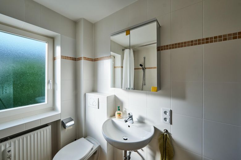 Helle 3 Zimmer am Waldstreifen — Balkon, TG-Stellplatz, bezugsfrei & provisionsfrei – Tageslichtbad