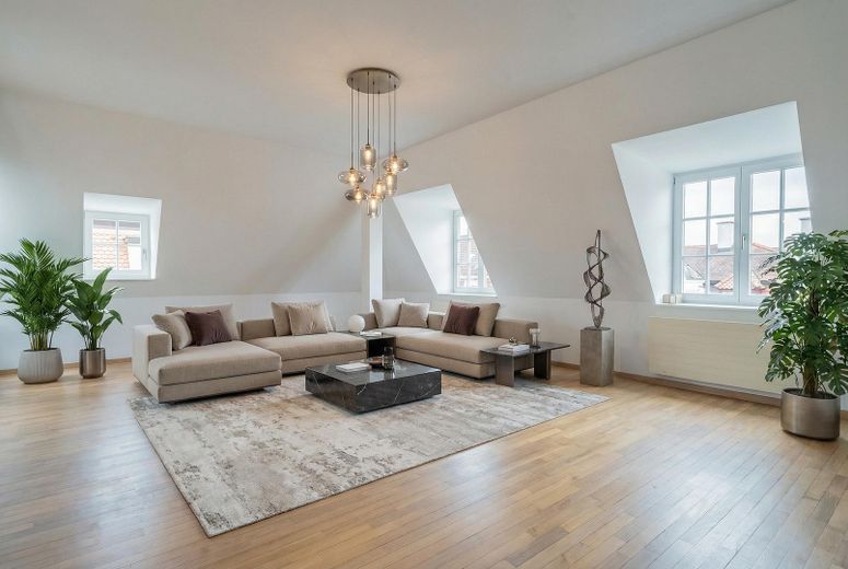 Moderne Dachterrassen-Maisonette-Wohnung mit denkmalgeschütztem Altbauflair – Wohnzimmer