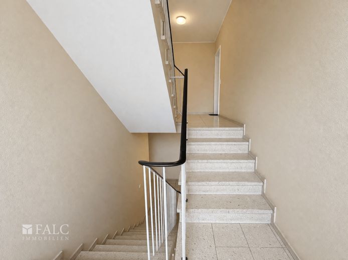 Bezugsfreie 3-Zimmer-DG-Wohnung mit ca. 95 m² in Kaarst-Holzbüttgen - ruhig gelegen &amp;  modernisiert – Treppenhaus