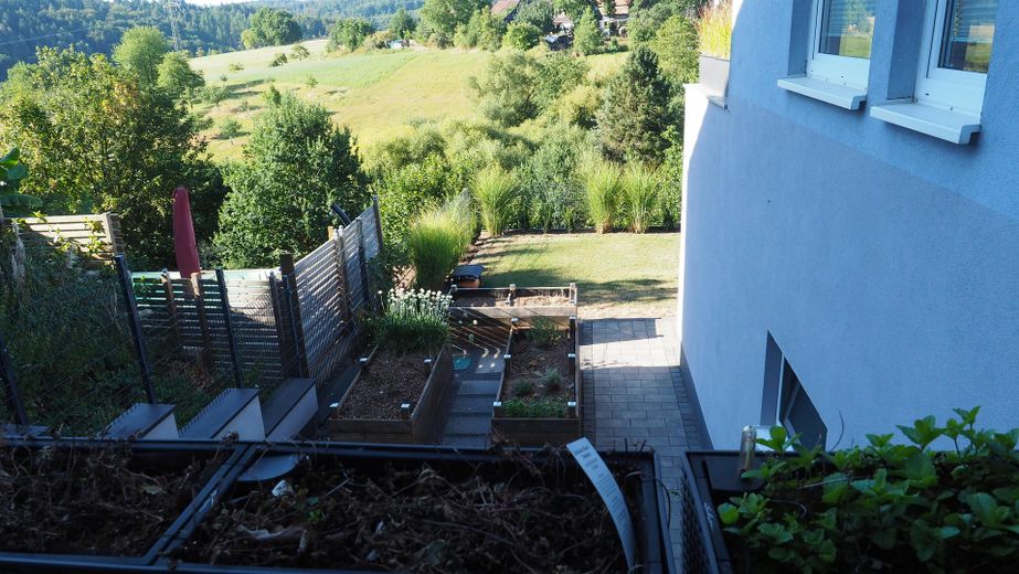 Modernisiertes Einfamilienhaus mit Charakter – Hanglage, Garten und viel Platz in Mömbris – Beet
