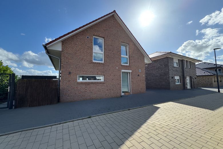 Neuwertig! Freistehendes KFW40 Einfamilienhaus mit großem Garten und Feldblick in einem Neubaugebiet – Ansicht