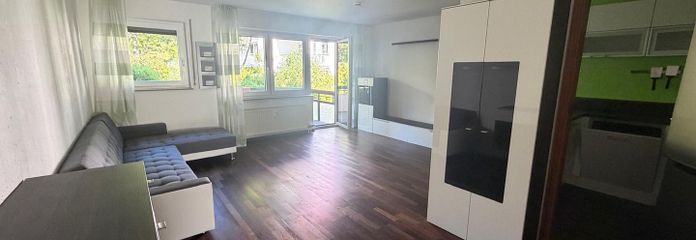 Komisyonsuz! Balkonlu ve EBK'li, tamamen mobilyalı, çekici ve yenilenmiş 2,5 odalı daire – Wohnzimmer