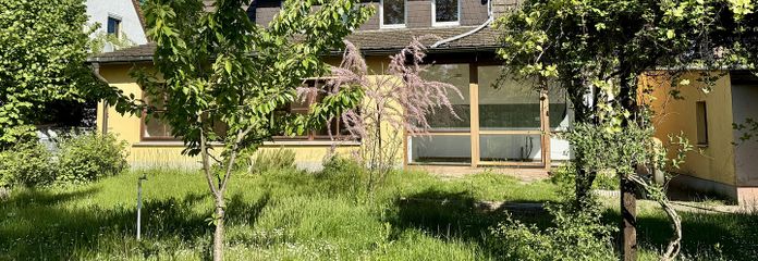 Rückersdorf’ta geniş müstakil veya çok kuşaklı ev – 995 m² hayalinizdeki arsa – Blick auf das Haus vom Garten