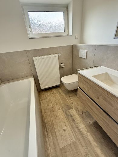Helle, frisch sanierte 3-Zimmerwohnung mit großem Balkon und Blick ins Grüne – Tageslichtbad