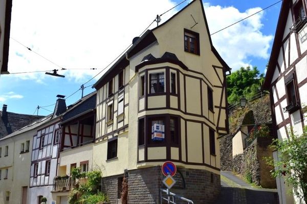 Schönes Fachwerkhaus mit kleiner Terrasse im Herzen von Briedel