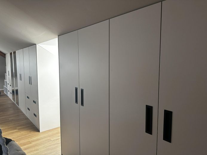 Viel Platz, wenig Energiekosten – Neuwertige Stadtvilla auf 367 qm  A+ – Einbauschrank 2.OG