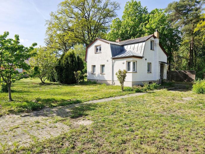 Terrain à bâtir avec bâti existant - option de construction neuve individuelle dans un environnement verdoyant – Hausansicht mit Eingang