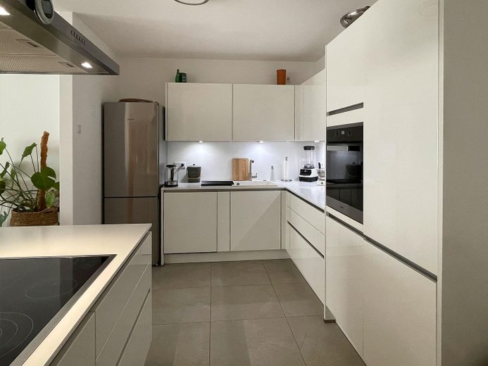 Ancienne ferme, nouvel art de vivre ! Magnifique appartement duplex moderne de 3 pièces. – Einbauküche