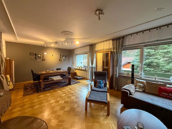 125 m² Kapitalanlage in Bad Wildbad - deutlich unter Markt vermietet | Garage | Kamin | Balkon – Wohnzimmer