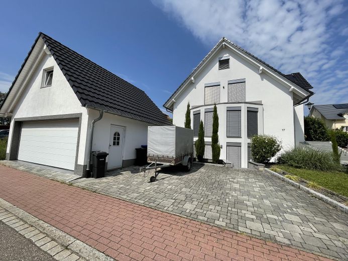Hausansicht & Doppelgarage