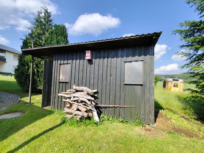 Einziehen und Wohlfühlen: Gepflegtes Einfamilienhaus mit Traumblick und moderner PV-Anlage in Teuschnitz OT Haßlach – ehem. Hühnerhaus