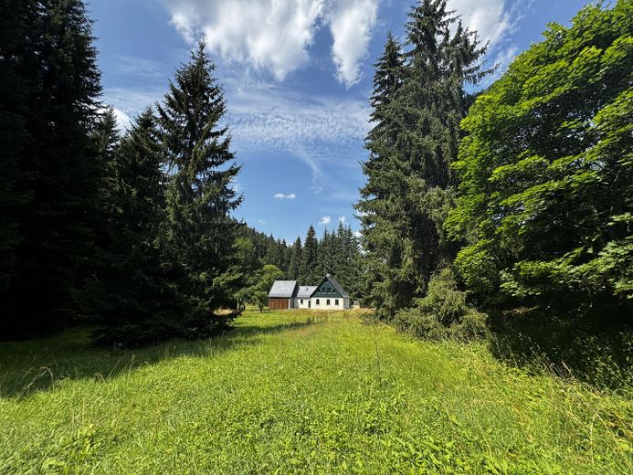 Historisches Forsthaus am Kamm im Erzgebirge – Naturgrundstück