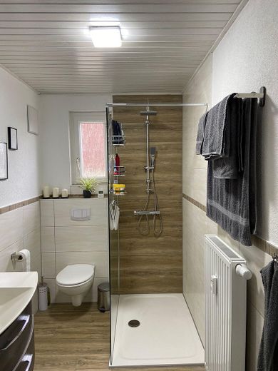 Renoviert, 2,5 ZKB Zentral ruhig, eigener Garten, möbliert – Bad