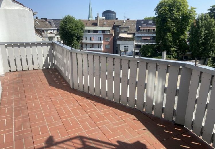 Odnowione mieszkanie w starej zabudowie z dużym balkonem, kuchnią i garażem w dzielnicy klinik – Foto 5