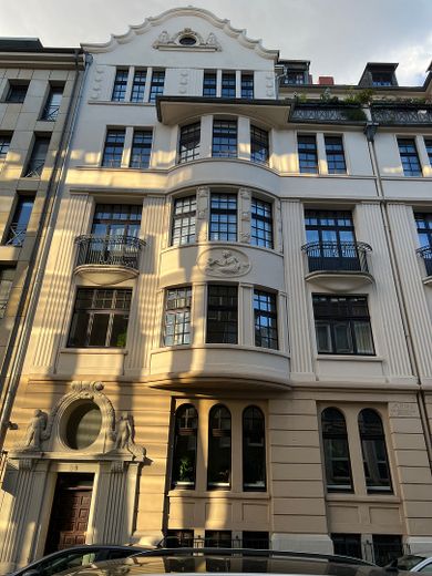 Hermoso piso de 4 habitaciones en un edificio antiguo en el barrio de Kunibertsviertel – Foto 1