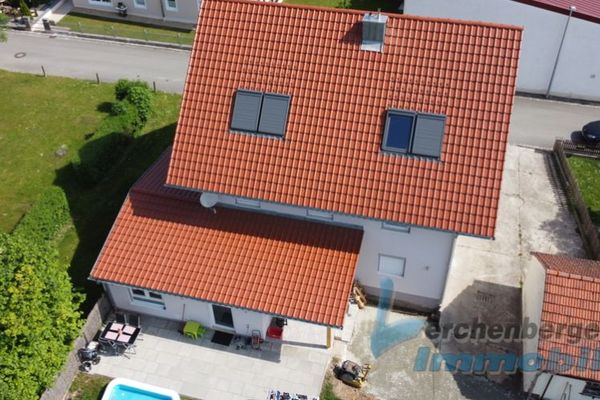 IMMOBILIEN LERCHENBERGER: Komplett saniertes Zweifamilienhaus in zentraler Lage von Wallersdorf