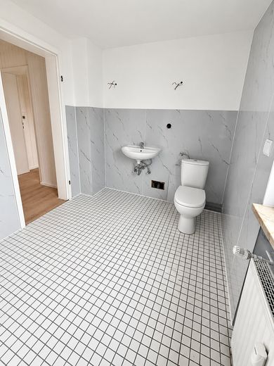 Appena ristrutturato: luminoso appartamento mansardato con bagno finestrato a Springe-Holtensen – Badezimmer